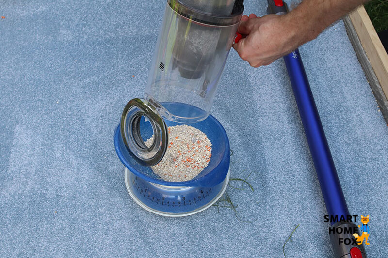 Опорожнение аккумуляторного пылесоса Дайсон